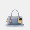 Bolso tipo cartera Rowan en denim desgastado con Charms