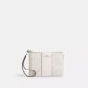 Bolsos de pulsera con cremallera en las esquinas en Signature Canvas con rayas