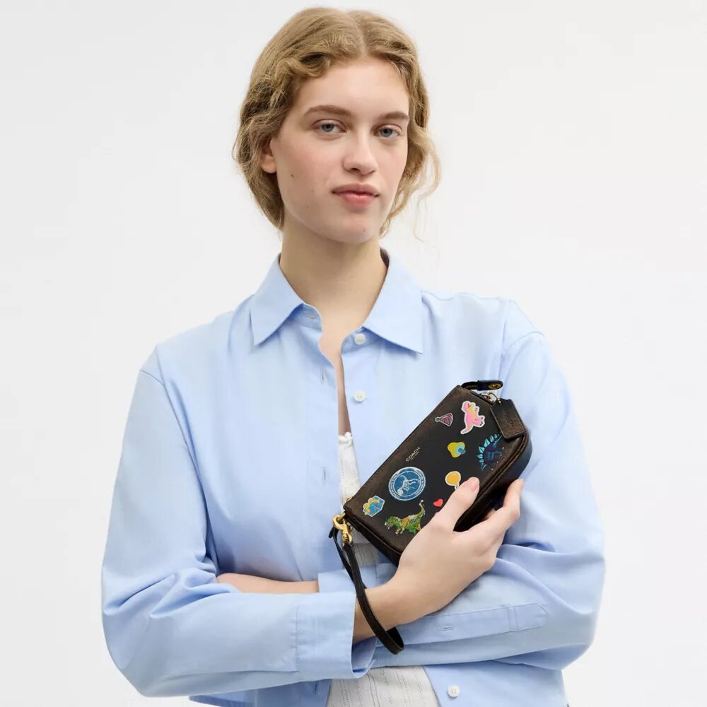Bolsa «Plaza» de Rexy por su décimo cumpleaños, de 18 in de cuero desgastado con estampado de calcomanías