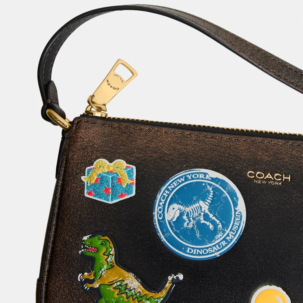 Bolsa «Plaza» de Rexy por su décimo cumpleaños, de 18 in de cuero desgastado con estampado de calcomanías