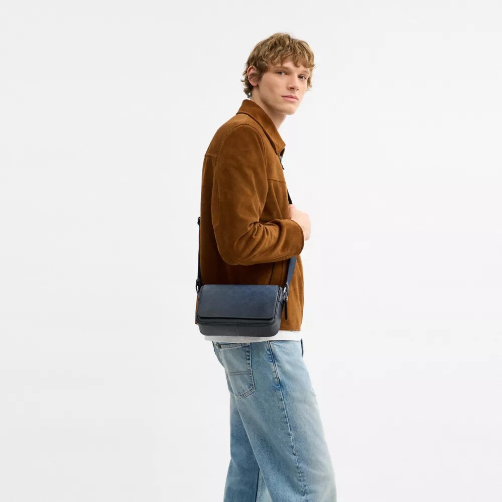 Bolso bandolera Jack pequeño con solapa en Signature Canvas