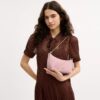 Bolso de hombro Caitlin de algodón regenerativo con acolchado y dije