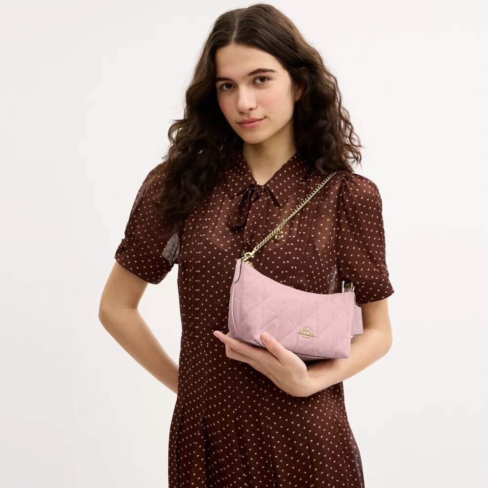 Bolso de hombro Caitlin de algodón regenerativo con acolchado y dije