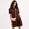 Bolso de hombro Caitlin de algodón regenerativo con acolchado y dije