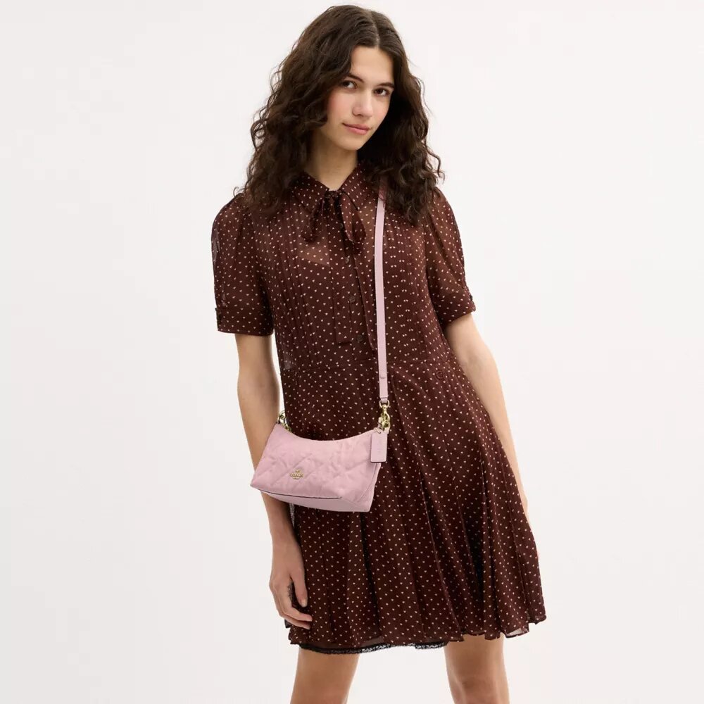 Bolso de hombro Caitlin de algodón regenerativo con acolchado y dije