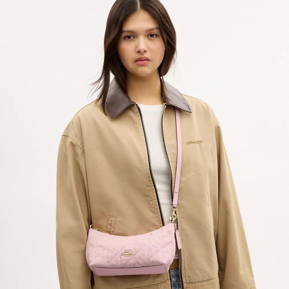 Bolso de hombro Caitlin de algodón regenerativo con acolchado y dije
