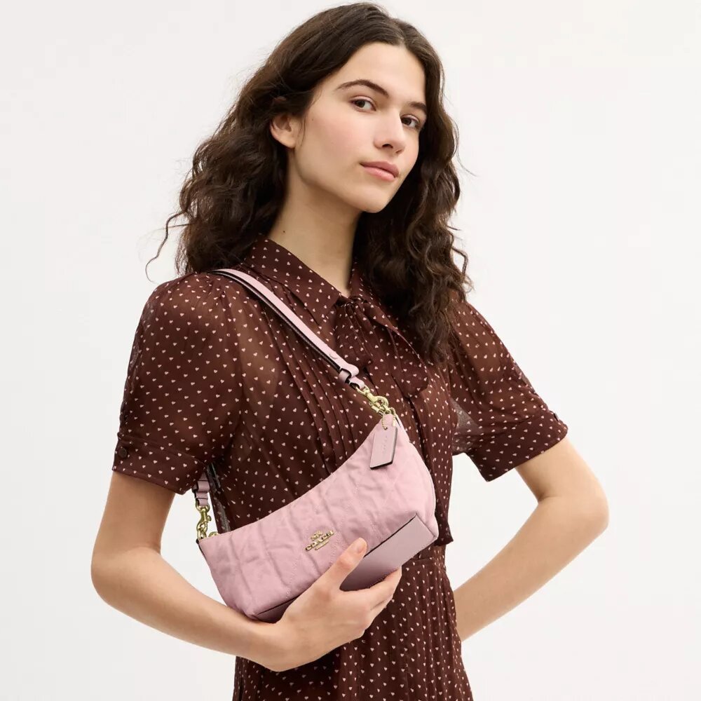 Bolso de hombro Caitlin de algodón regenerativo con acolchado y dije
