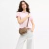Bolso mini Carey de bandolera en Signature Canvas