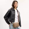 Bolso mini Carey de bandolera en Signature Canvas