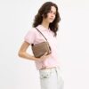 Bolso mini Carey de bandolera en Signature Canvas
