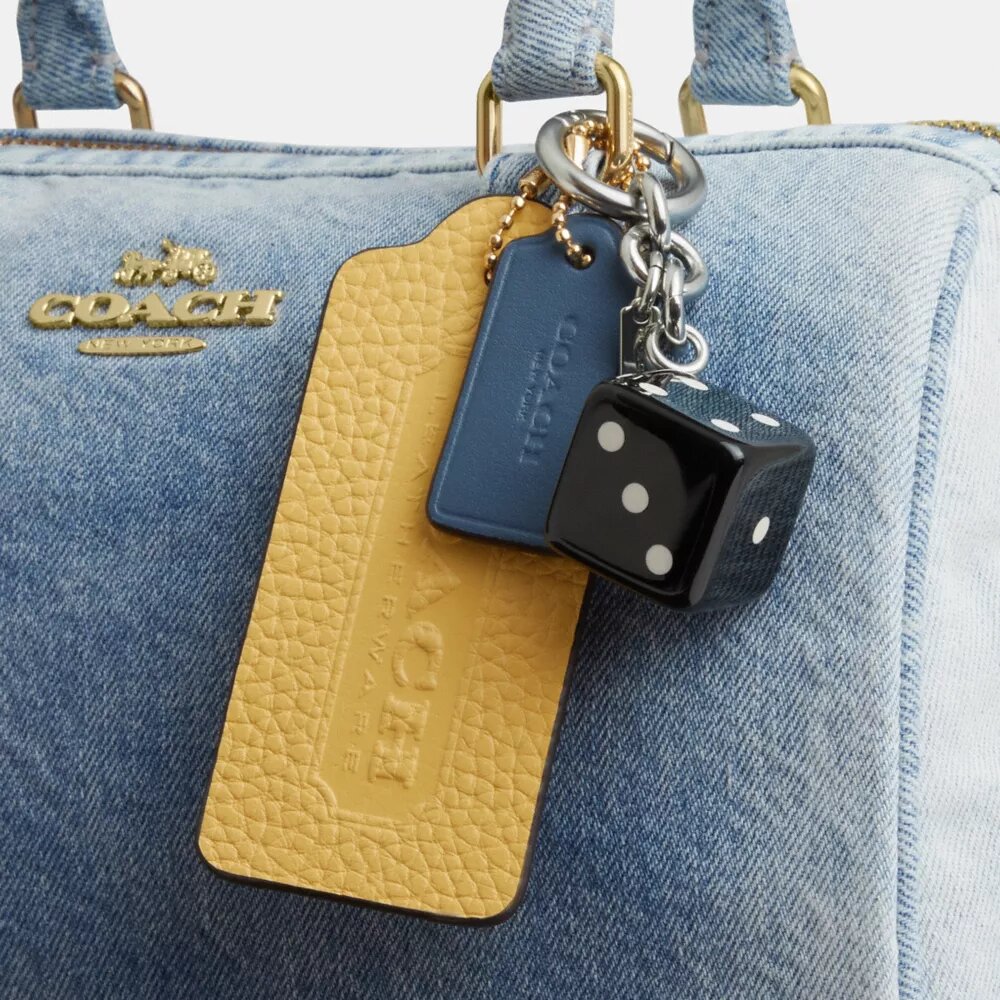 Bolso tipo cartera Rowan en denim desgastado con Charms