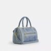 Bolso tipo cartera Rowan en denim desgastado con Charms