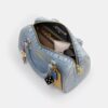 Bolso tipo cartera Rowan en denim desgastado con Charms