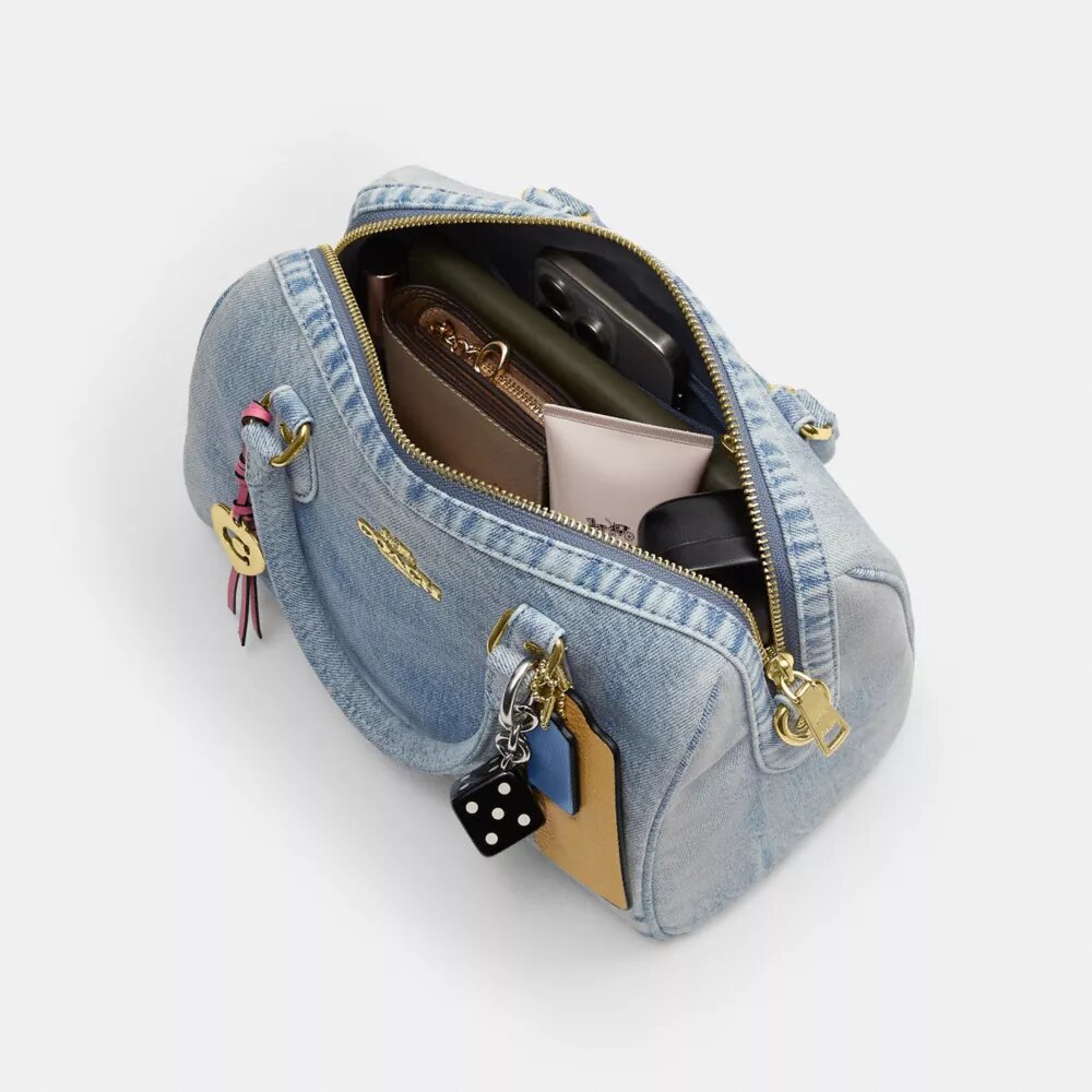 Bolso tipo cartera Rowan en denim desgastado con Charms