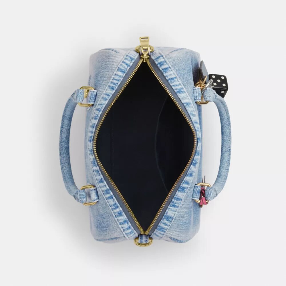 Bolso tipo cartera Rowan en denim desgastado con Charms