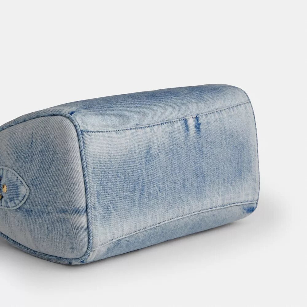 Bolso tipo cartera Rowan en denim desgastado con Charms