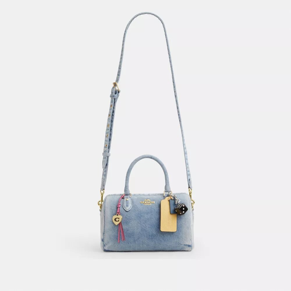 Bolso tipo cartera Rowan en denim desgastado con Charms
