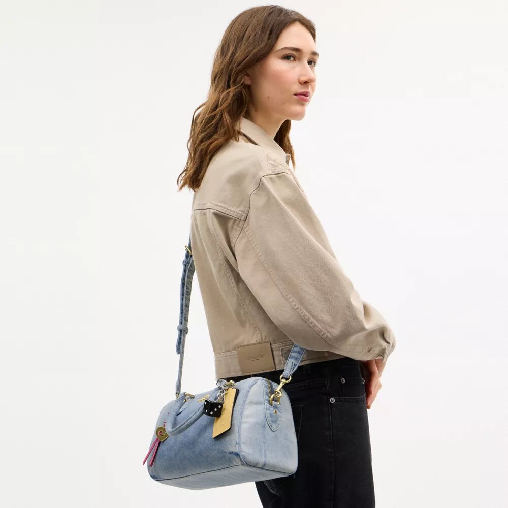 Bolso tipo cartera Rowan en denim desgastado con Charms