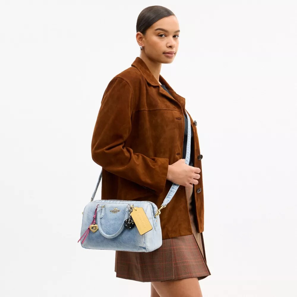 Bolso tipo cartera Rowan en denim desgastado con Charms