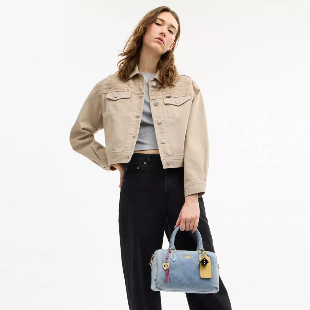 Bolso tipo cartera Rowan en denim desgastado con Charms