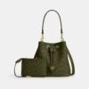 Bolso tipo cubeta Rowan en Signature Canvas