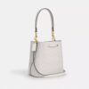Bolso tipo cubeta Rowan en Signature Canvas