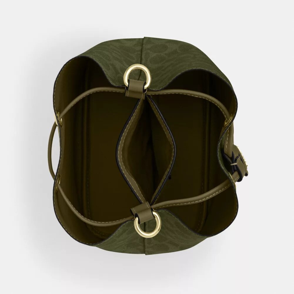 Bolso tipo cubeta Rowan en Signature Canvas