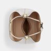 Bolso tipo cubeta Rowan en Signature Canvas