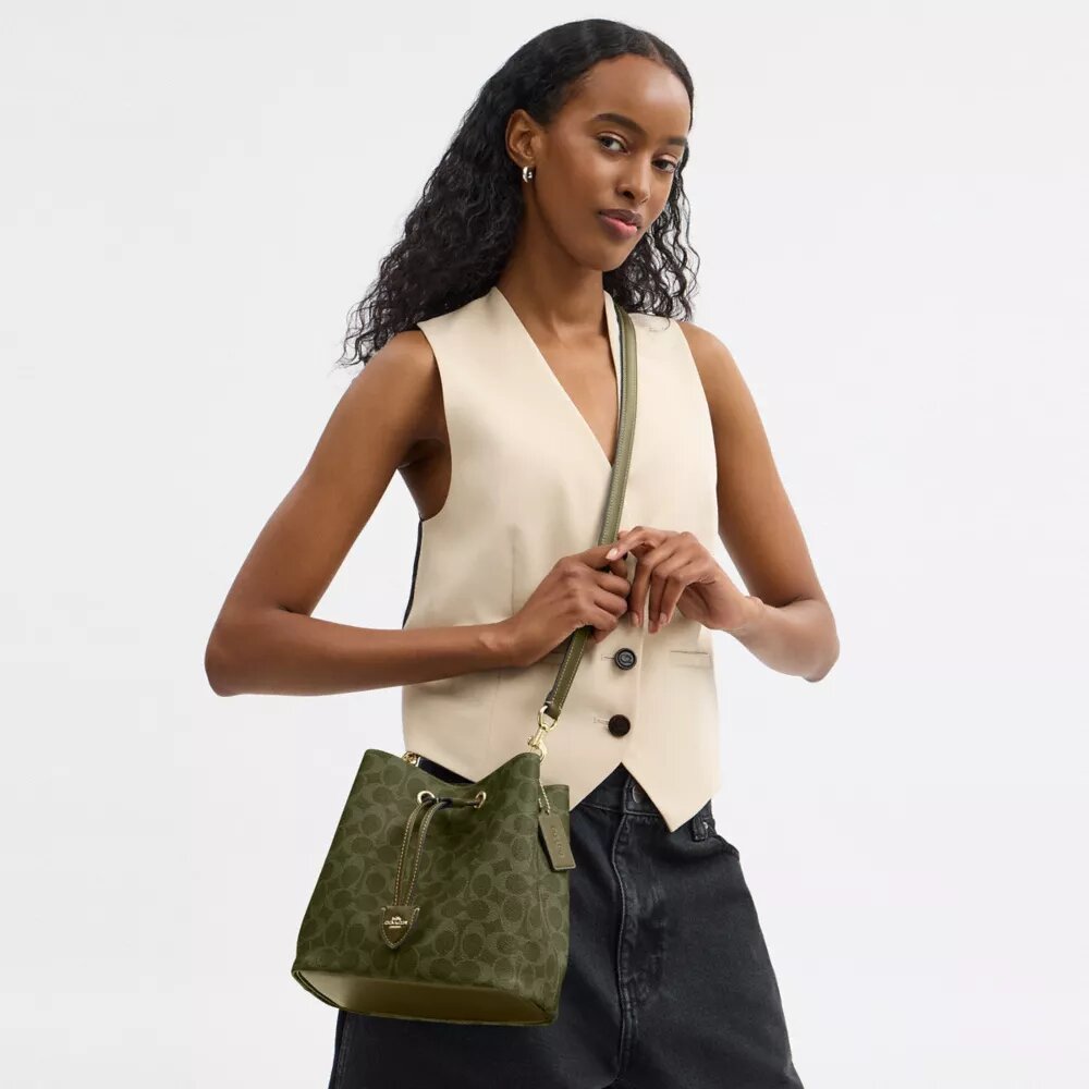 Bolso tipo cubeta Rowan en Signature Canvas