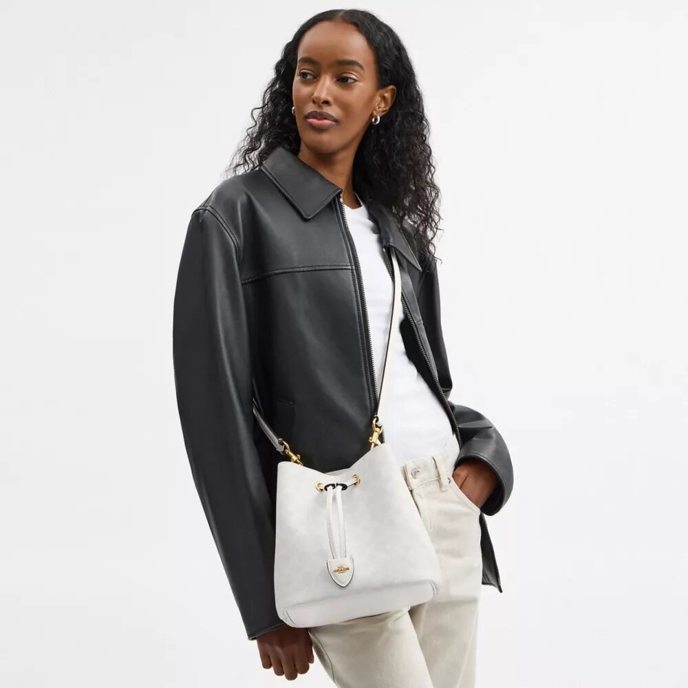 Bolso tipo cubeta Rowan en Signature Canvas