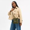Bolso tipo cubeta Rowan en Signature Canvas