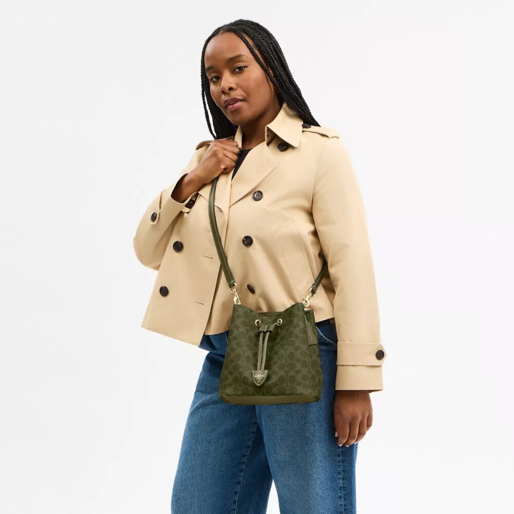 Bolso tipo cubeta Rowan en Signature Canvas