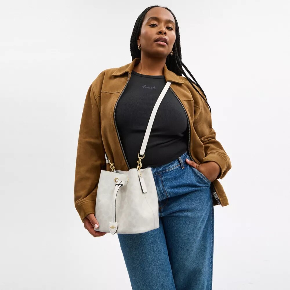 Bolso tipo cubeta Rowan en Signature Canvas