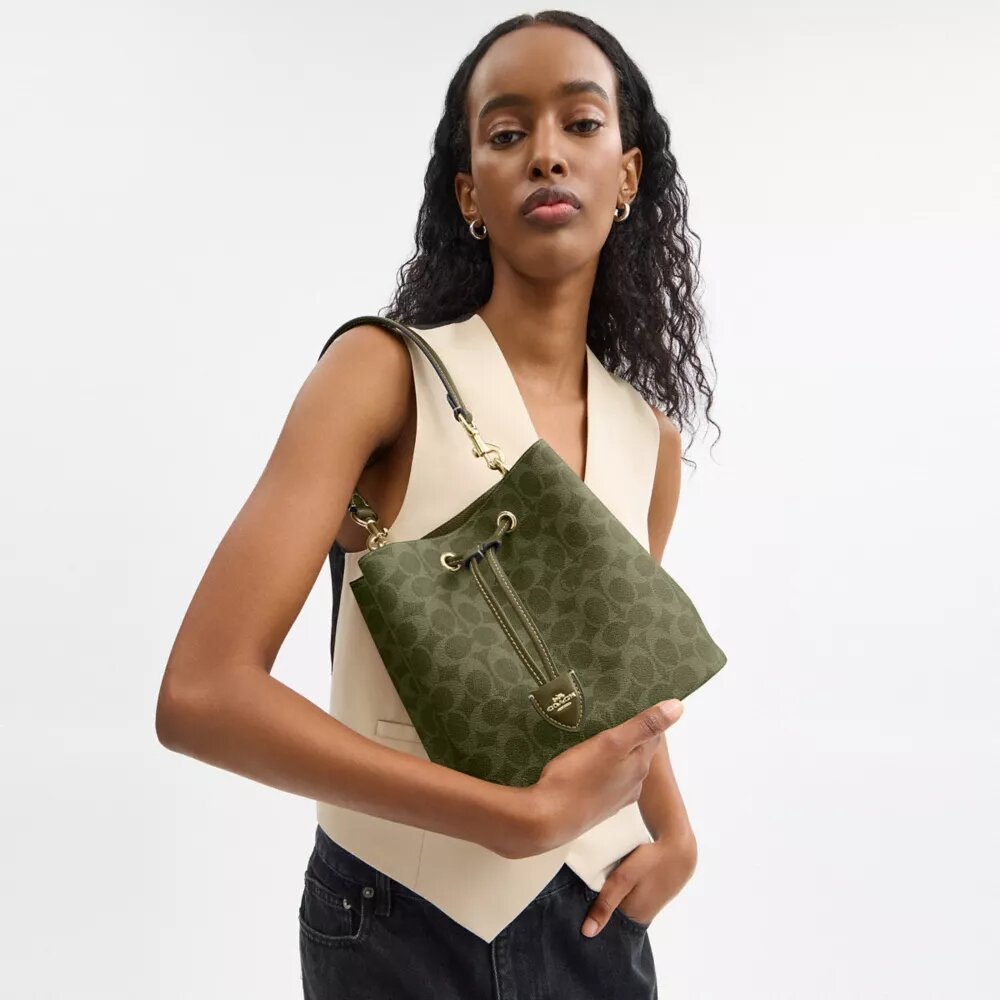 Bolso tipo cubeta Rowan en Signature Canvas