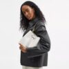 Bolso tipo cubeta Rowan en Signature Canvas