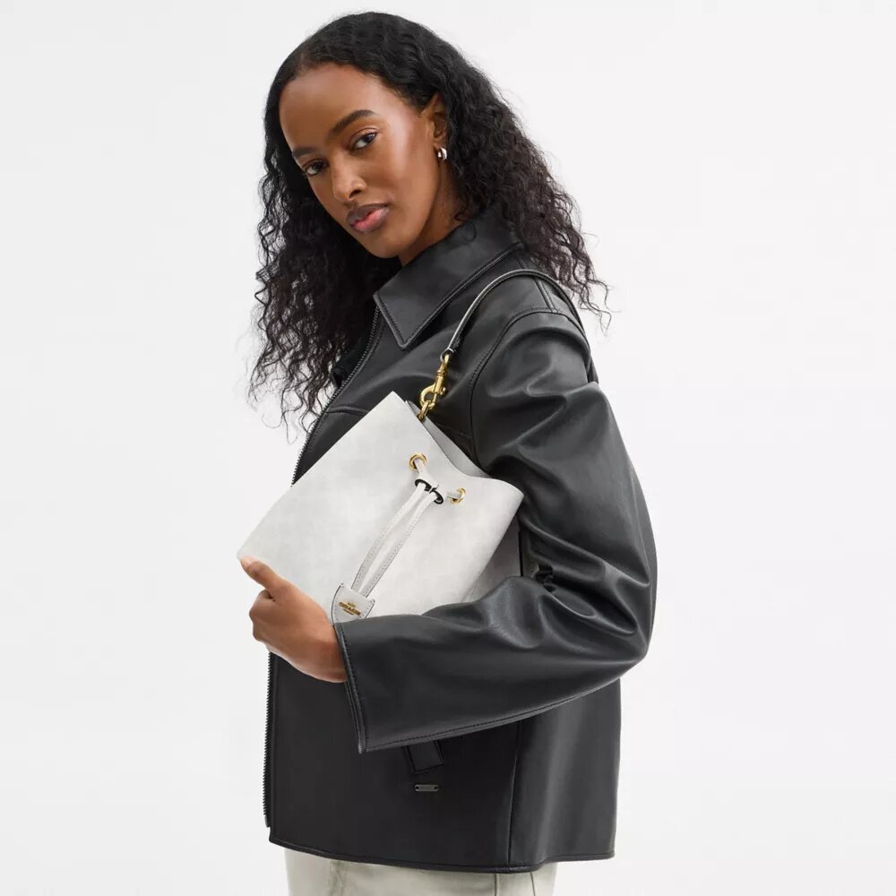 Bolso tipo cubeta Rowan en Signature Canvas