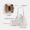 Bolso tipo cubeta Rowan en Signature Canvas
