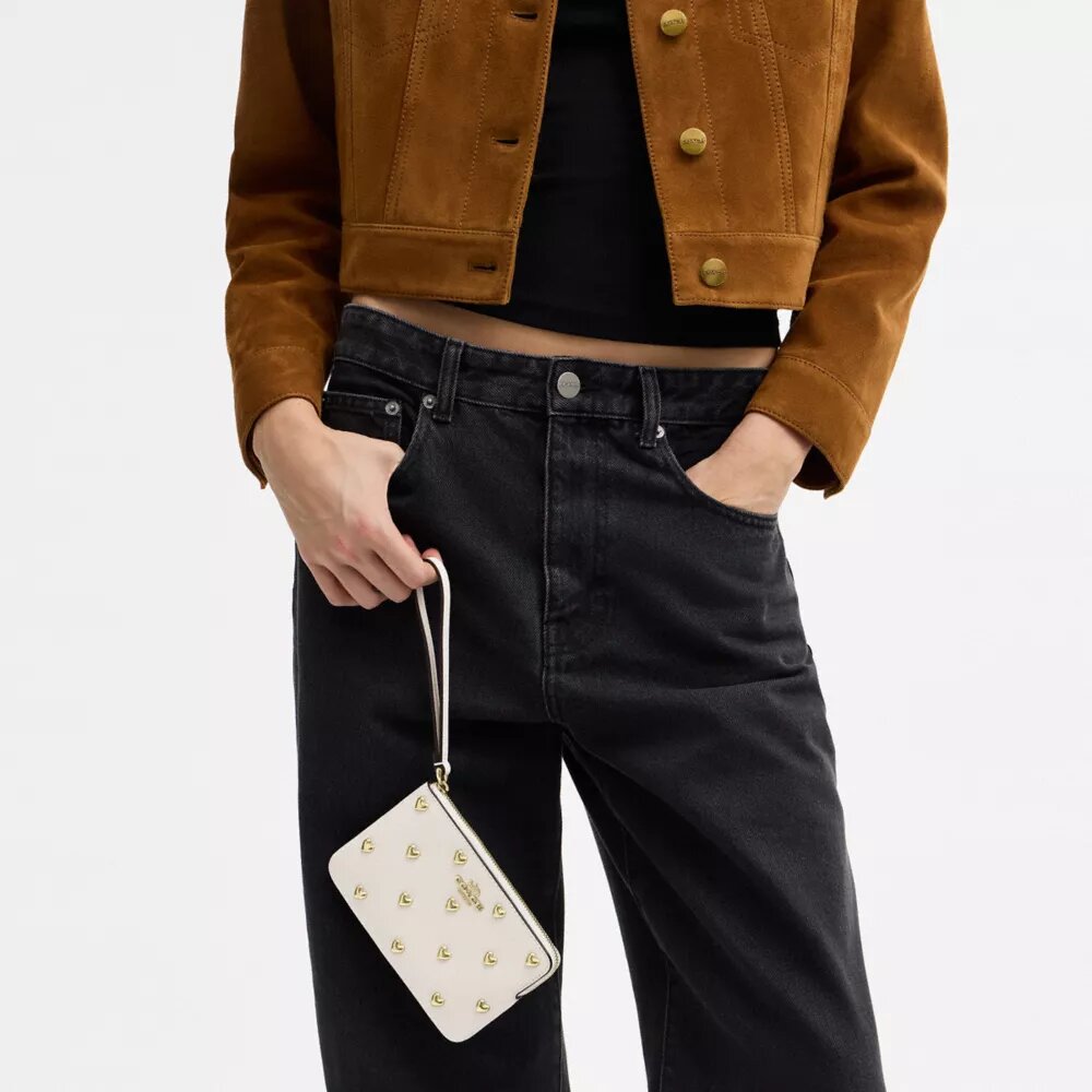 Bolsos de pulsera con cremallera en la esquina y remaches en forma de corazón