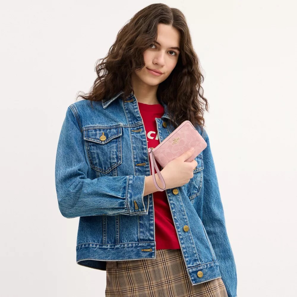 Bolsos de pulsera con cremallera en las esquinas en denim característico