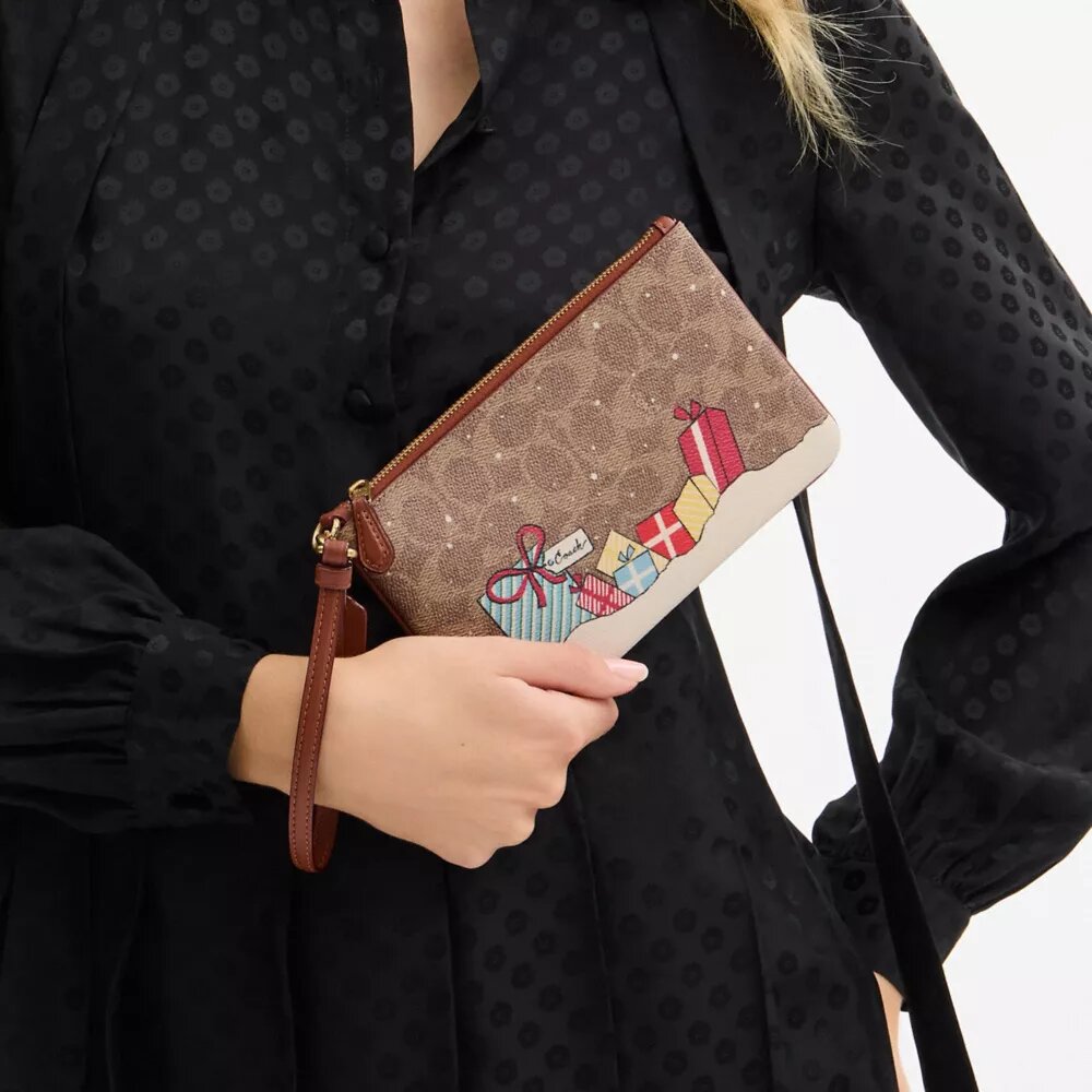 Bolsos de pulsera Essential en Signature Canvas con regalos navideños