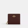 Cartera con broche y dije