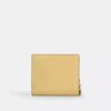Cartera con broche y dije
