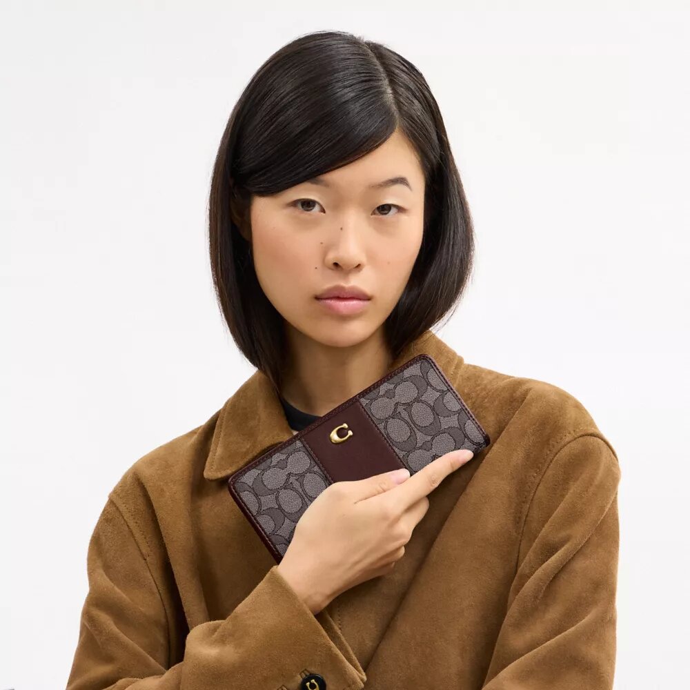 Cartera delgada Essential en jacquard exclusivo