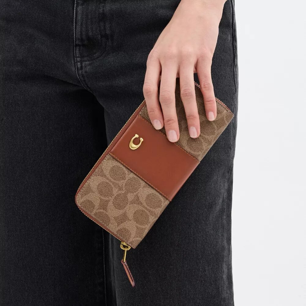 Cartera delgada tipo acordeón con cremallera Essential en Signature Canvas