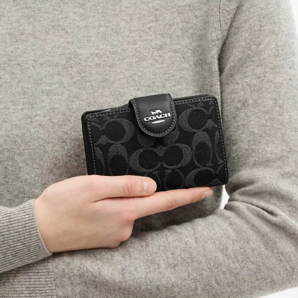 Cartera mediana con cremallera en las esquinas en denim exclusivo