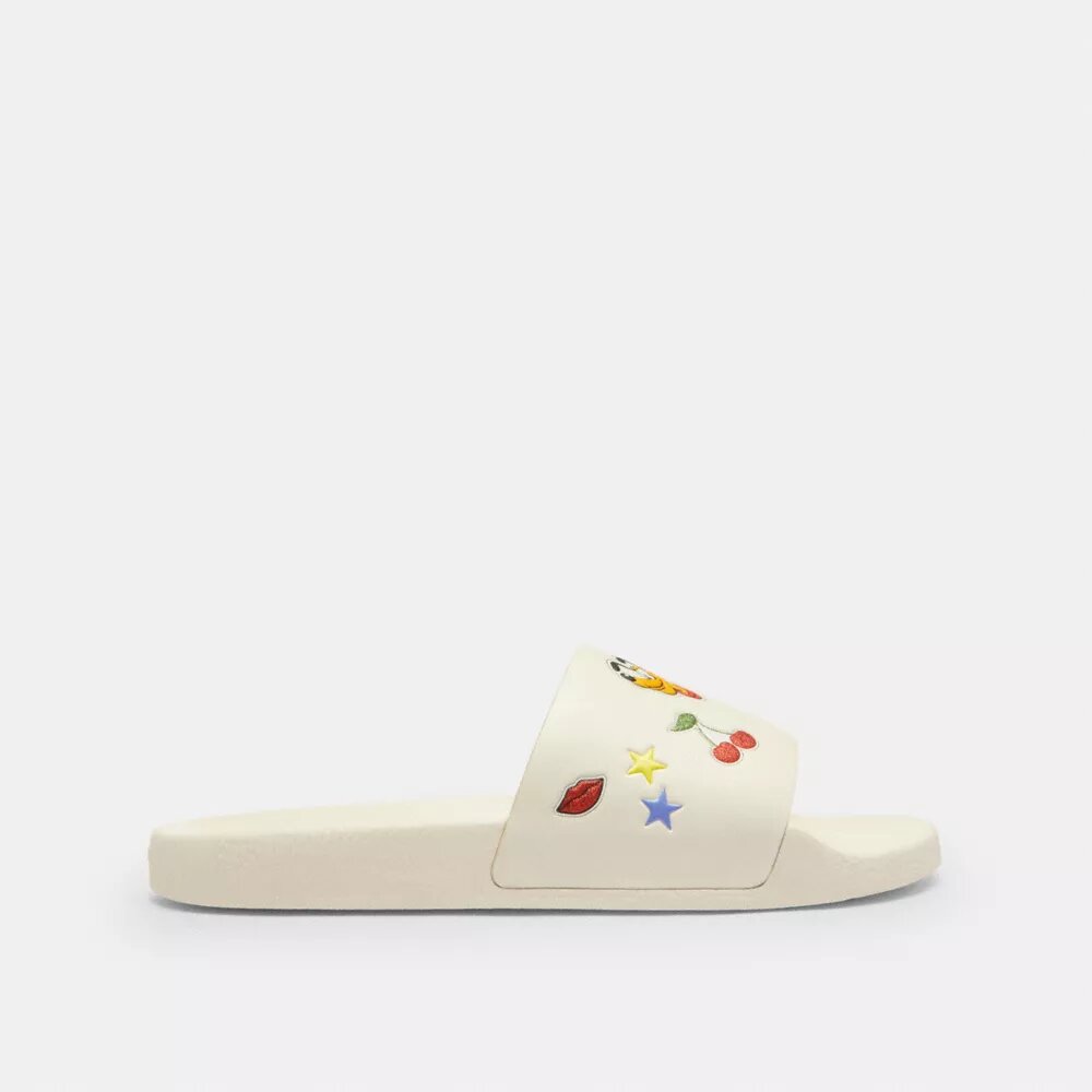 Chanclas deportivas Udele de Disney X Coach con estampado de calcomanías