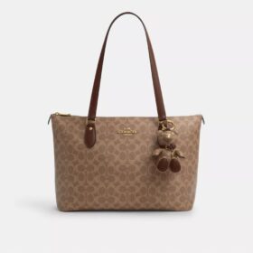 Colgante de oso coleccionable para bolsos en Signature Canvas